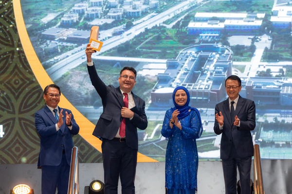  From left: YB Datuk Ts. Mustapha Sakmud, Deputy Minister of Higher Education in the Malaysian government; Yusuf Baran, Izmir rector, showing the plaque; Her Majesty Raja Zarith Sofiah, Queen of Malaysia; and Tan Sri Sir Dr Jeffrey Cheah, founder and chairman of the Sunway Group. (Photo: Times Higher Education)