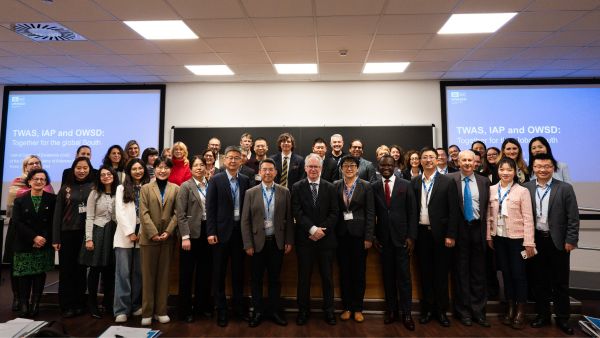 Members of the Chinese delegation, together with TWAS staff in a group photograph. (Photo: H. Gergolet/TWAS)