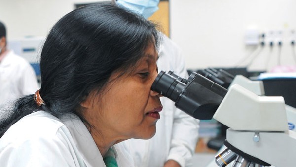 (Photo: 2022 TWAS Fayzah M. Al-Kharafi Award winner Sayera Banu in her laboratory at icddr,b, in Dhaka, Bangladesh)