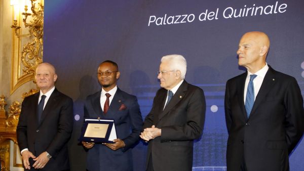 From left: Giuseppe Zafarana, Chairman of the Board of Directors of Eni; Gerardin Mabia, recipient of the 2025 Eni Award for Young Talents from Africa; Sergio Mattarella, President of the Italian Republic; Claudio Descalzi, Chief Executive Officer of Eni. (Photo: Eni SpA)