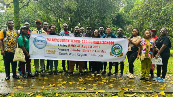 Group photo including students, facilitators, and field assistants.
