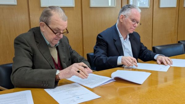 Professors Carlos Vogt and Marcelo Knobel formalize the TWAS–FCW partnership in São Paulo, Brazil.